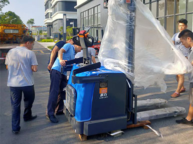 科力電動堆高車進(jìn)行裝卸、堆高、堆垛和短距離運(yùn)輸作業(yè)