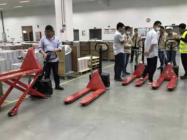 電動高升程搬運車交付使用，感謝廠家羅總親自跟客戶講解操作方法！